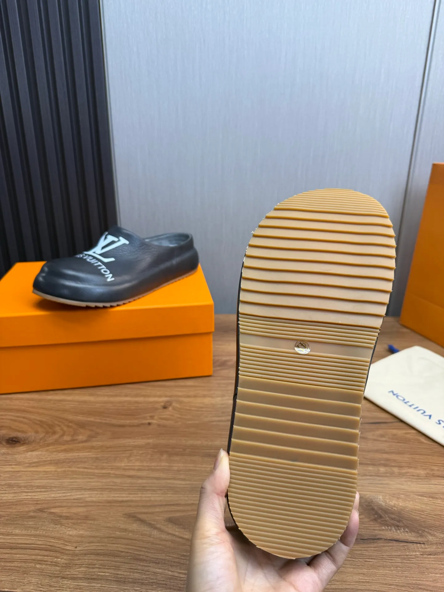 Men's shoes 💰480💰 Lv men's slippers 🩴38-45 size 45 46 🉑️Customized! Full leather slippers: cowhide on the outside, sheepskin on the inside ✅Original outsole⬆️